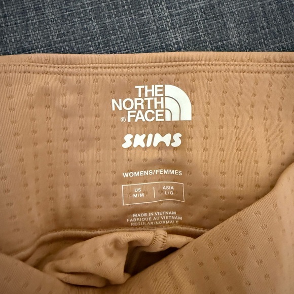 NWT SKIMS X NORTH FACE W DOT TIGHT
COLOR OCHRE
SIZE MEDIUM/REGULAR - Picture 9 of 9